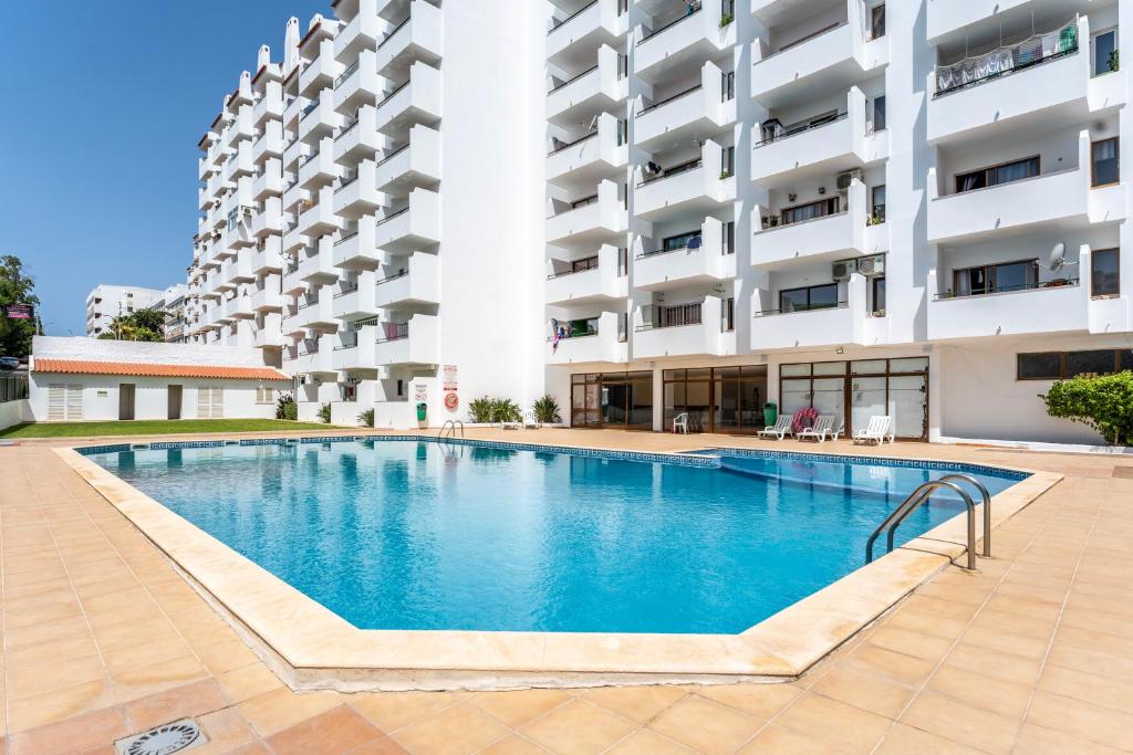 Modern 2 BDR Flat W/Balcony and Pool by LovelyStay