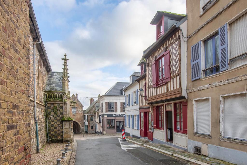 una calle vacía en un viejo pueblo con edificios en Gite des Gargouilles, en Saint-Valery-sur-Somme