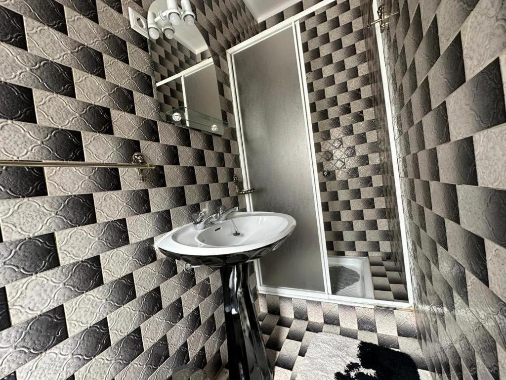 un bagno con lavandino e specchio di Casa da Pontelha VILLA INN a Ponte de Lima