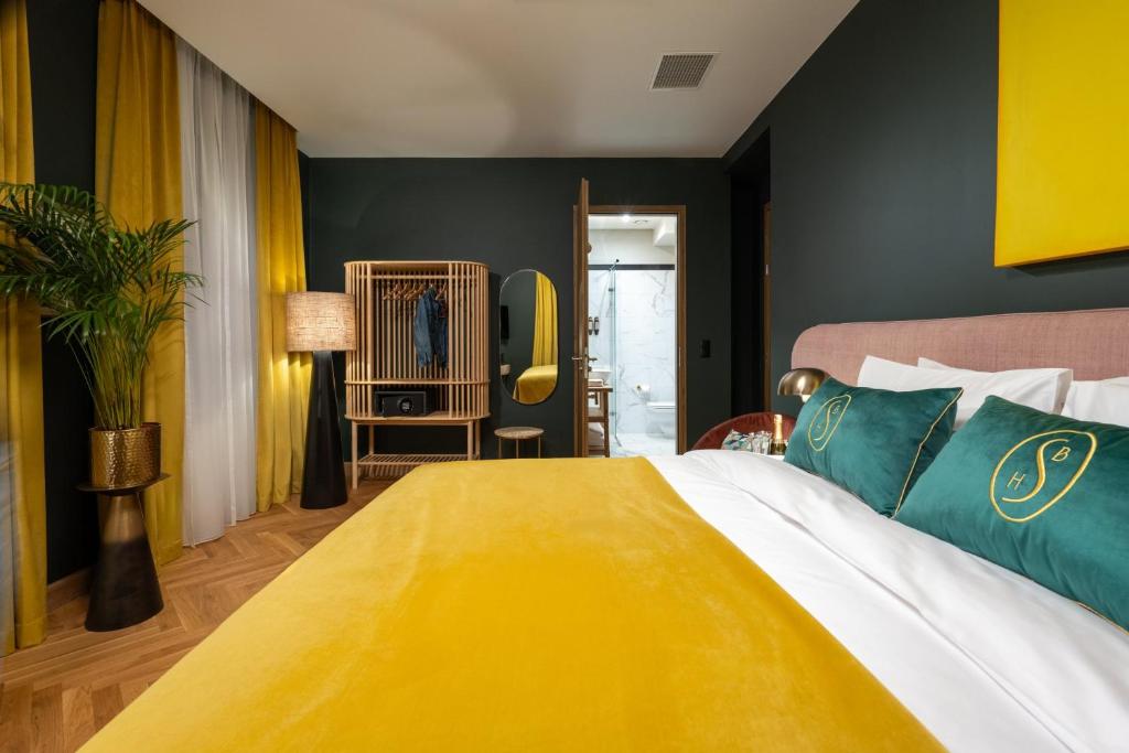Postel nebo postele na pokoji v ubytování Sava Boutique Hotel