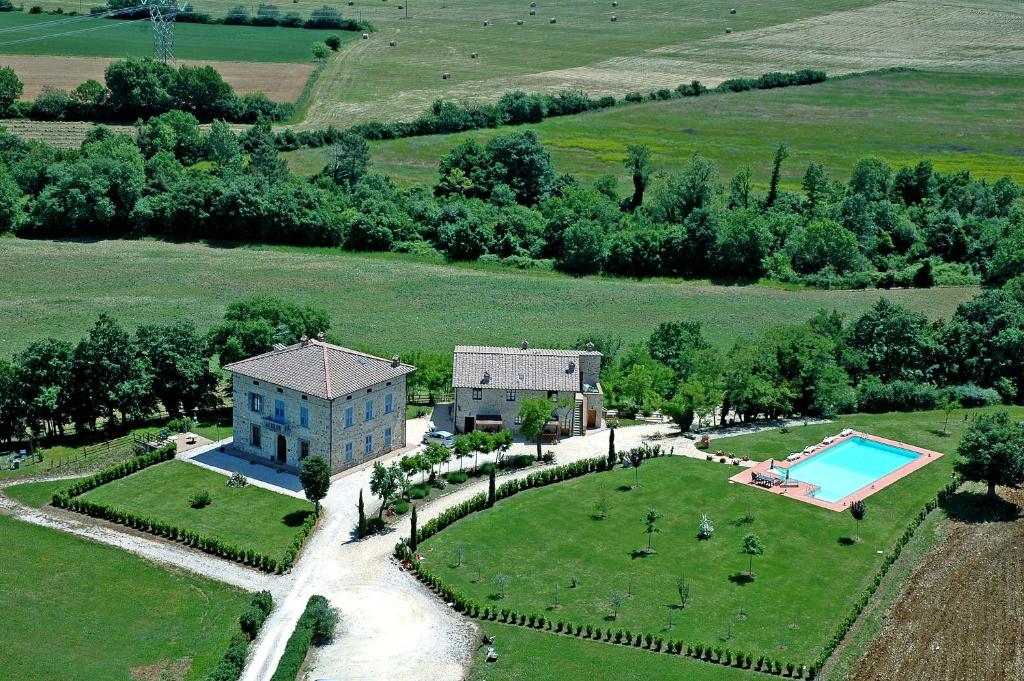 una vista aérea de una casa y una piscina en Bazzani Apartments, en Pieve a Scuola