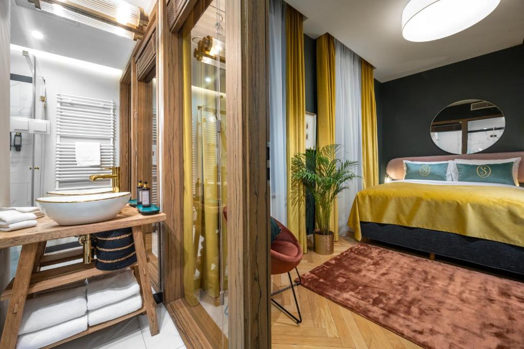Postel nebo postele na pokoji v ubytování Sava Boutique Hotel