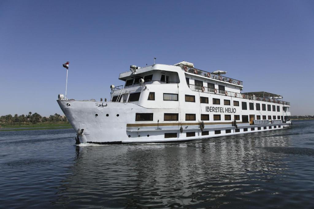 un gran barco blanco flotando sobre el agua en Iberotel Helio Nile Cruise - Every Monday from Luxor for 07 & 04 Nights - Every Friday From Aswan for 03 Nights, en Luxor