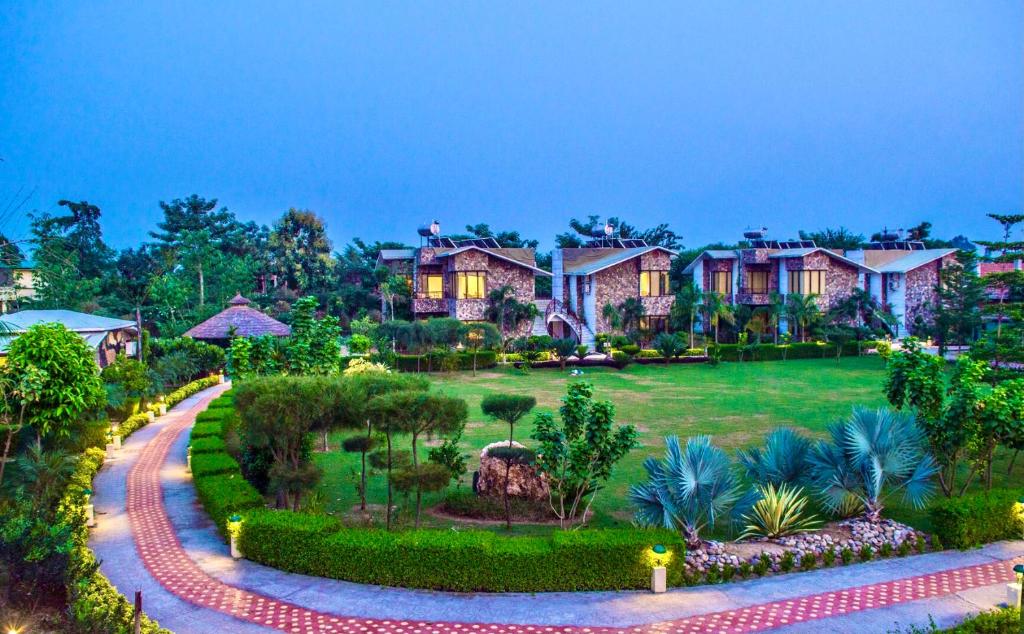 una casa con un giardino davanti di The Roar Resort a Ramnagar