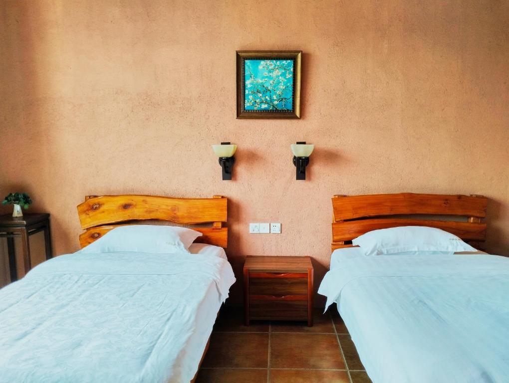 Postel nebo postele na pokoji v ubytování YangShuo Eden Inn