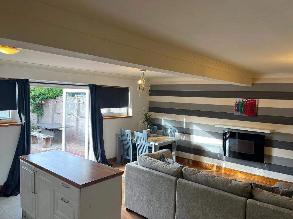 a living room with a couch and a striped wall at Elegant 2 Bedroom Chalet in Edinburgh