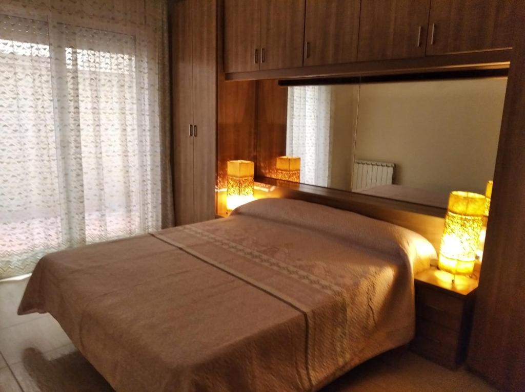 Un dormitorio con una cama grande con luces. en Isaac, en Figueres