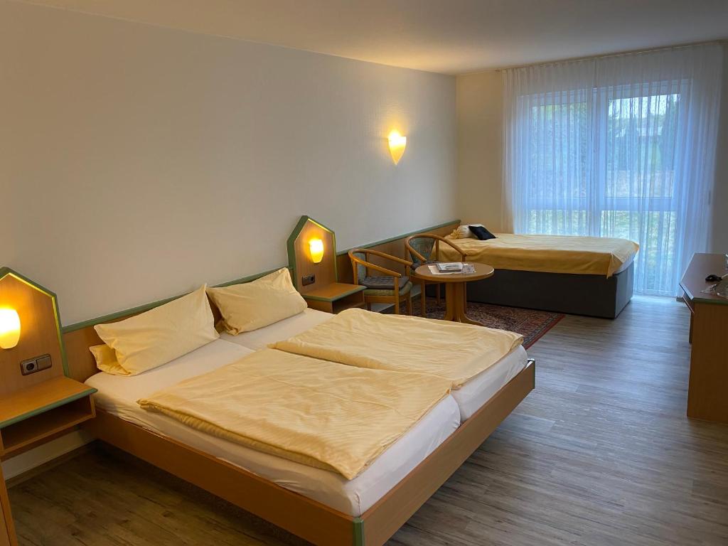 Postel nebo postele na pokoji v ubytování Hotel garni Am Brunnenplatz