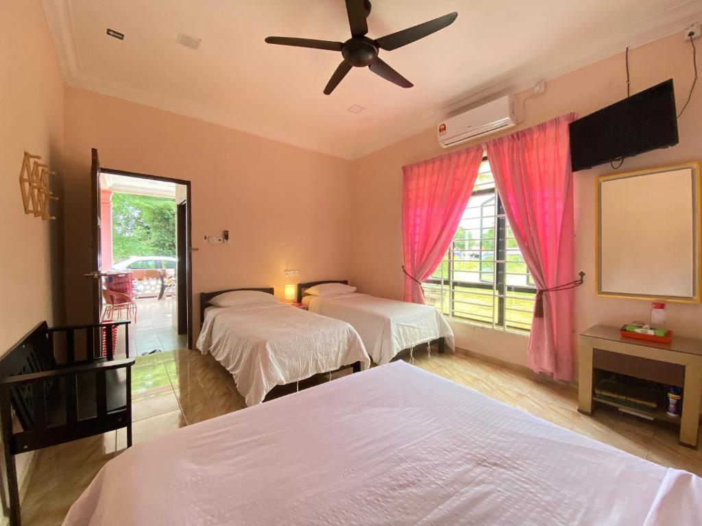 Postel nebo postele na pokoji v ubytování Besut Guesthouse