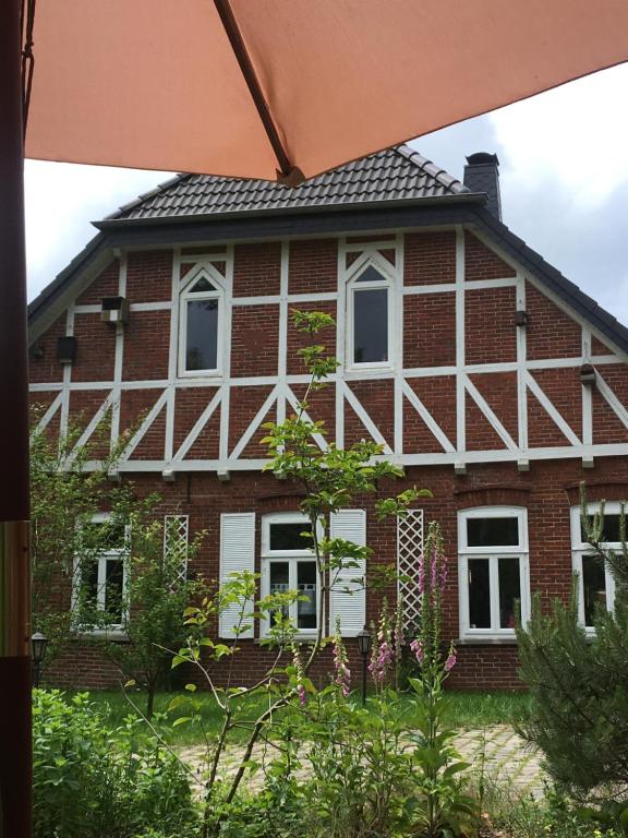 een rood bakstenen huis met witte rand bij Landhaus im Bremischen in Hagen im Bremischen