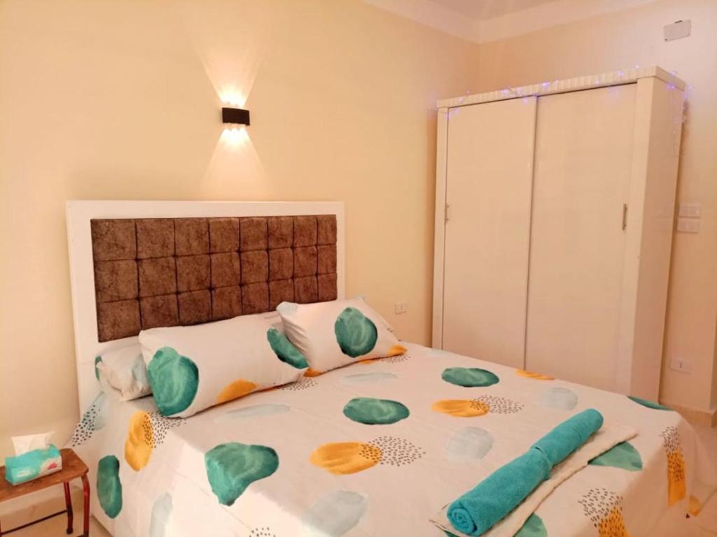 Un dormitorio con una cama grande con almohadas. en Comfy apartment Downtown Aswan, en Asuán