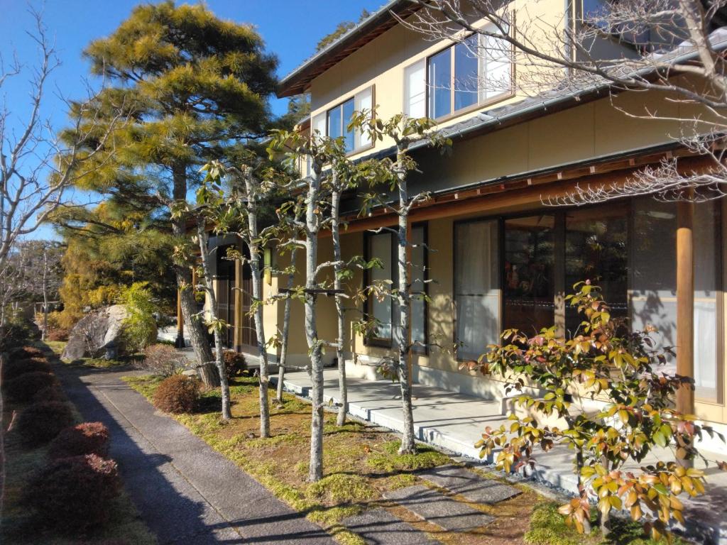 uma casa com árvores em frente em BANRYU 萬龍 バンリュウ em Iida