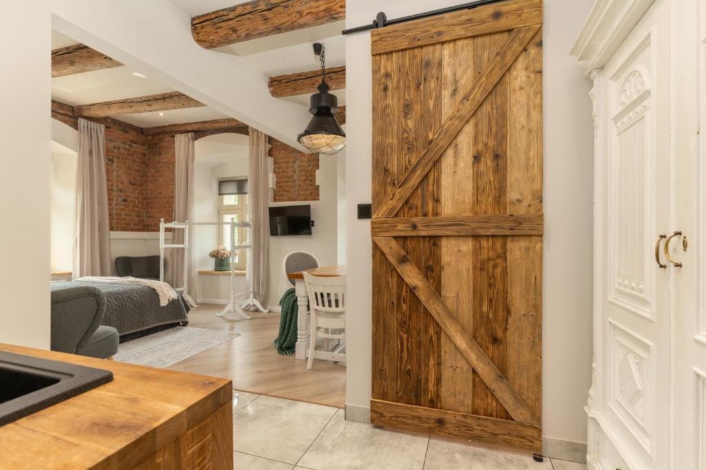 una puerta corredera de granero en la cocina y la sala de estar en Biała 16, en Bielsko-Biala