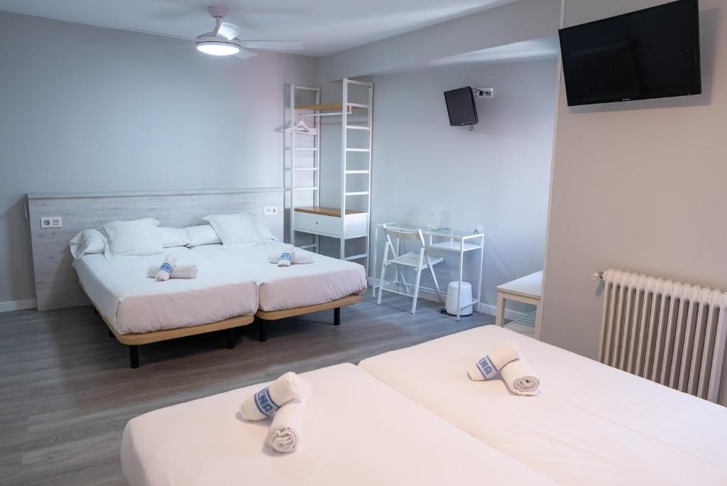 Hostal Viena - Chambre Quadruple Avec Salle De Bains Privative