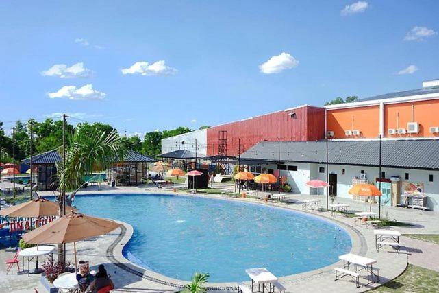 Bazén v ubytování Dna Fun Zone Pekanbaru nebo v jeho okolí