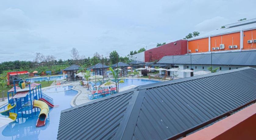 Bazén v ubytování Dna Fun Zone Pekanbaru nebo v jeho okolí