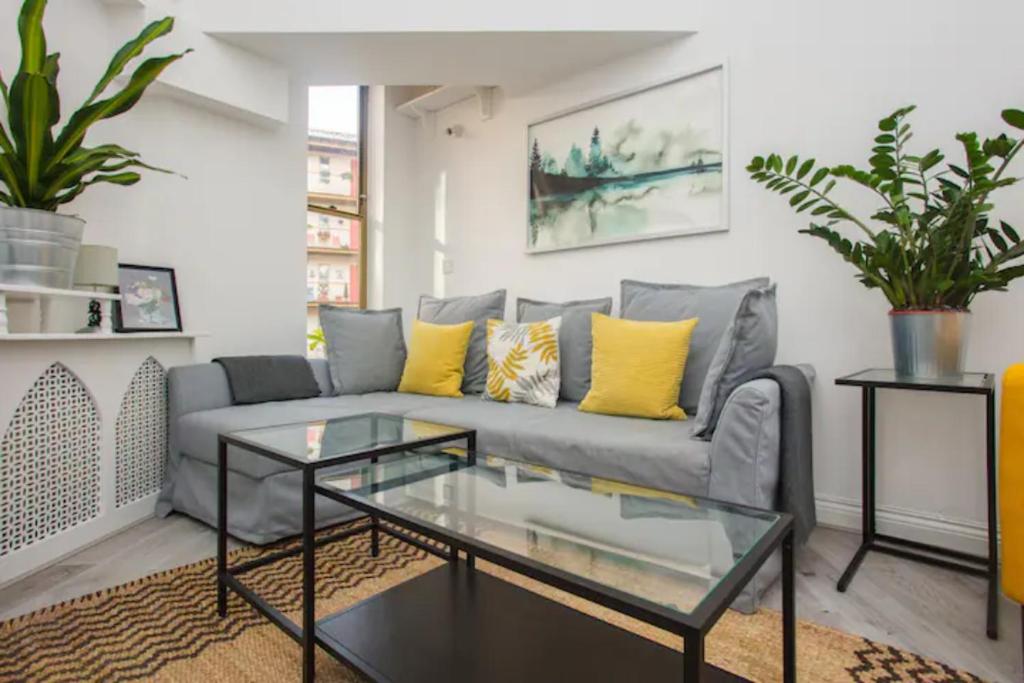 sala de estar con sofá y mesa de cristal en Modern & Spacious 2BD Apartment in Limehouse en Londres