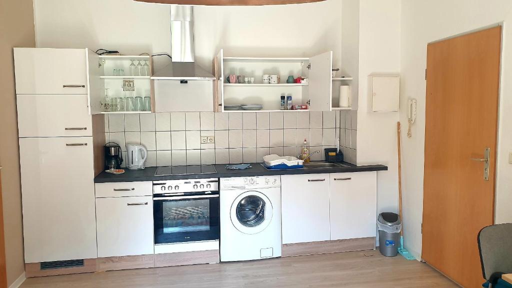 a kitchen with a washing machine and a washer at Ferienwohnung Vogtland in Plauen