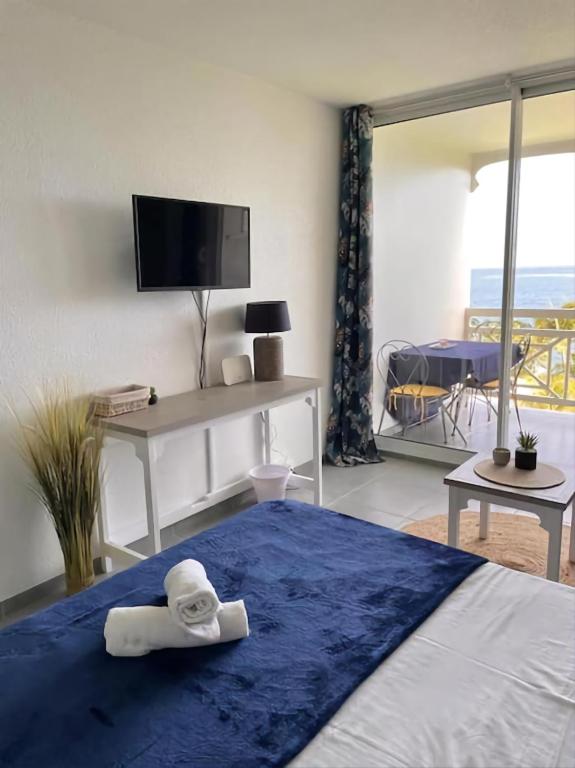 Postel nebo postele na pokoji v ubytování Charmant appartement avec piscine et vue sur mer