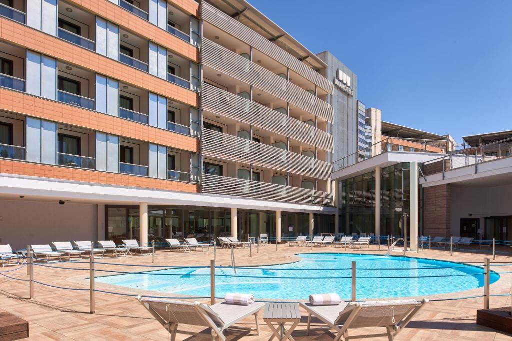 basen przed budynkiem w obiekcie UNAHOTELS Varese w mieście Varese