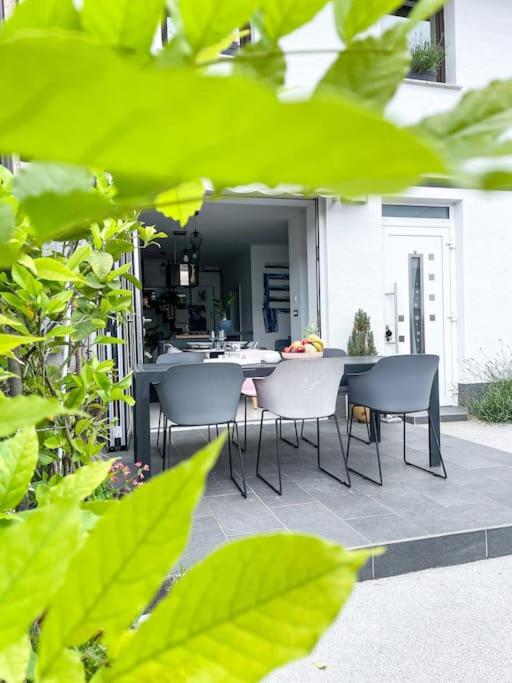 eine Terrasse mit einem Tisch und Stühlen auf einer Terrasse in der Unterkunft Apartment *MALA* in Žalec