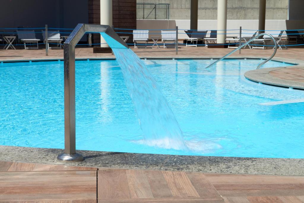 Basen w obiekcie UNAHOTELS Varese lub w pobliżu