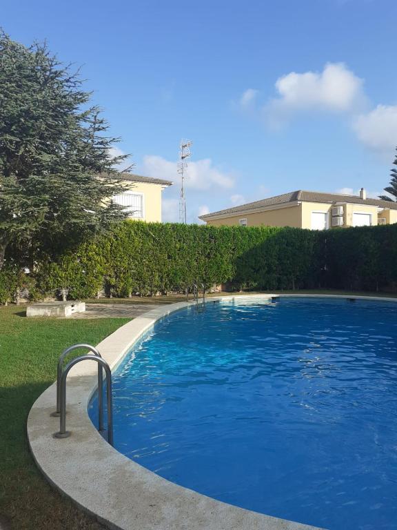 比納羅斯的住宿－Trinidad，院子里的大型蓝色游泳池