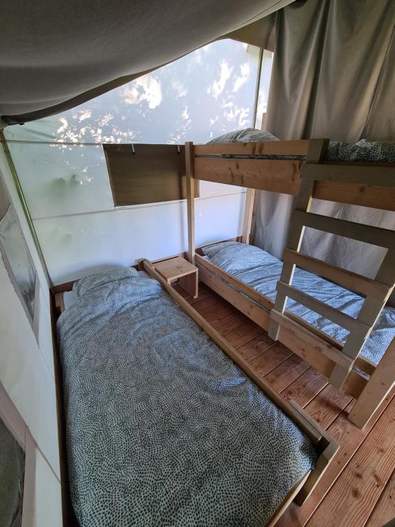Postel nebo postele na pokoji v ubytování Luxe kamperen bij Procamp4all