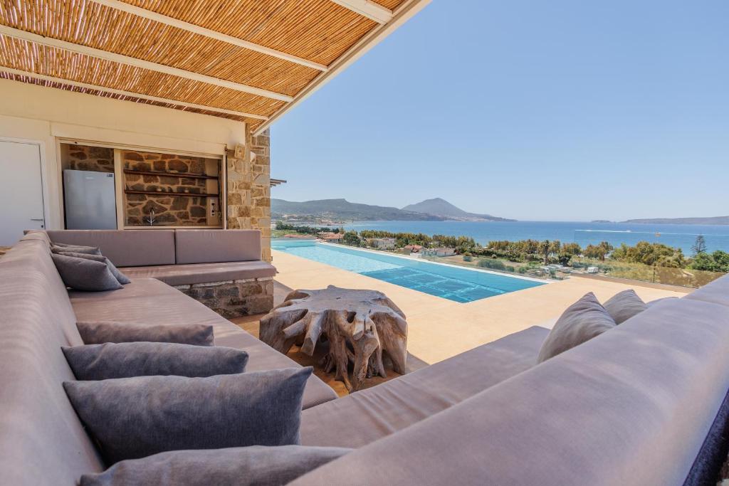 a living room with a couch and a pool at Luxusvilla Pylos 6 Personen privater Pool in Gialova