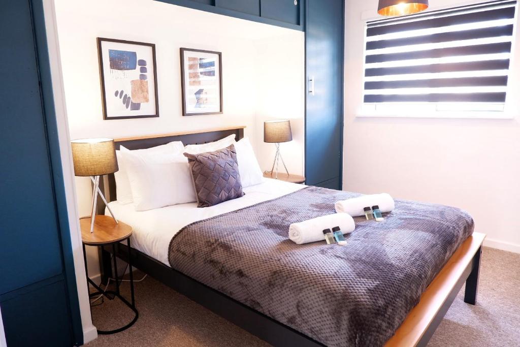 ein Schlafzimmer mit einem Bett mit zwei Handtüchern darauf in der Unterkunft Comfortable cozy 4bed house nearby the hospital! in Cambridge
