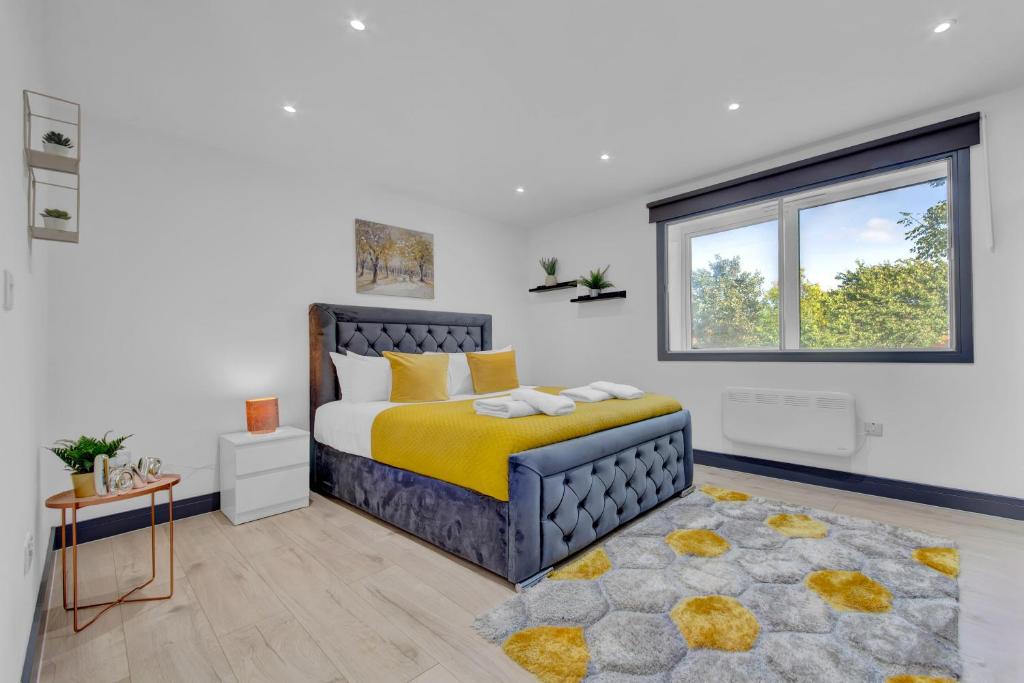 een slaapkamer met een kingsize bed en een raam bij Inviting 1-Bed House in Feltham in Feltham