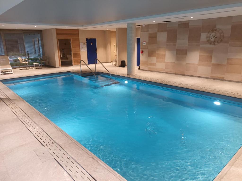 ein großer Pool in einem Hotelzimmer in der Unterkunft Domitys l'Amarante in Cahors