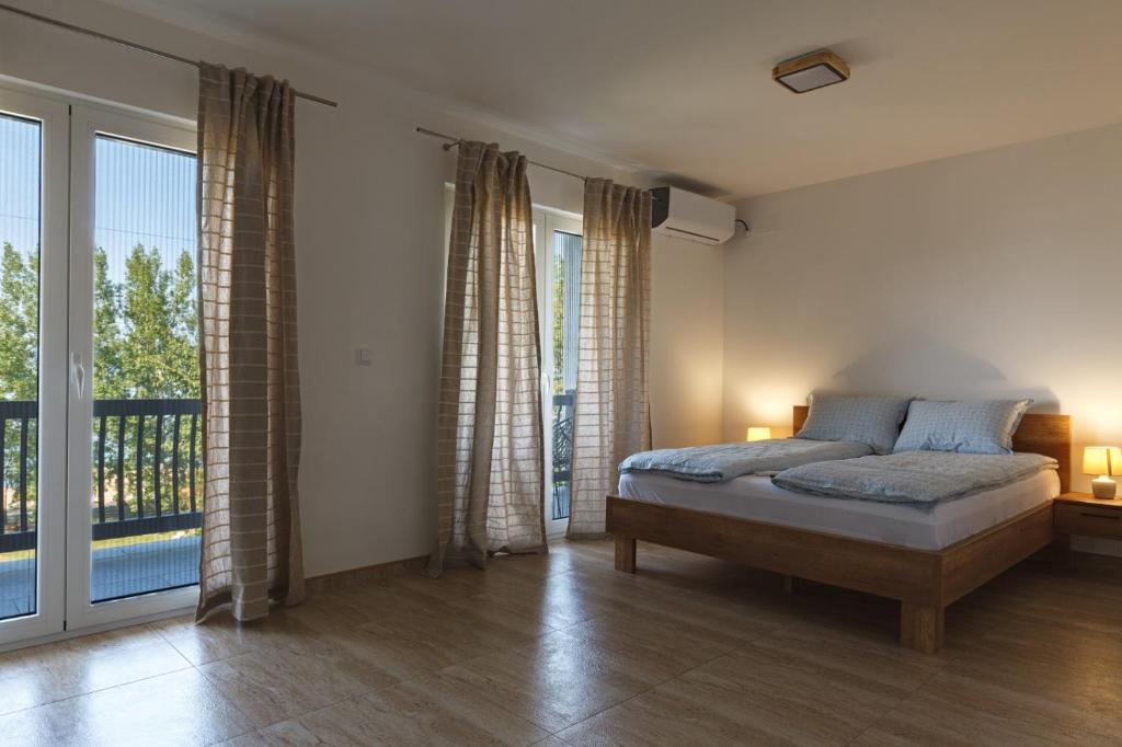 Postel nebo postele na pokoji v ubytování Apartmani PORTO