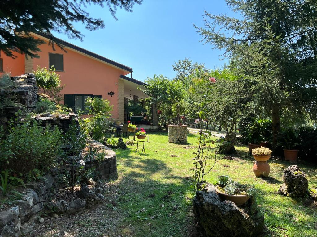 un jardín frente a una casa con plantas en Villa Franca, en Castelluccio Inferiore