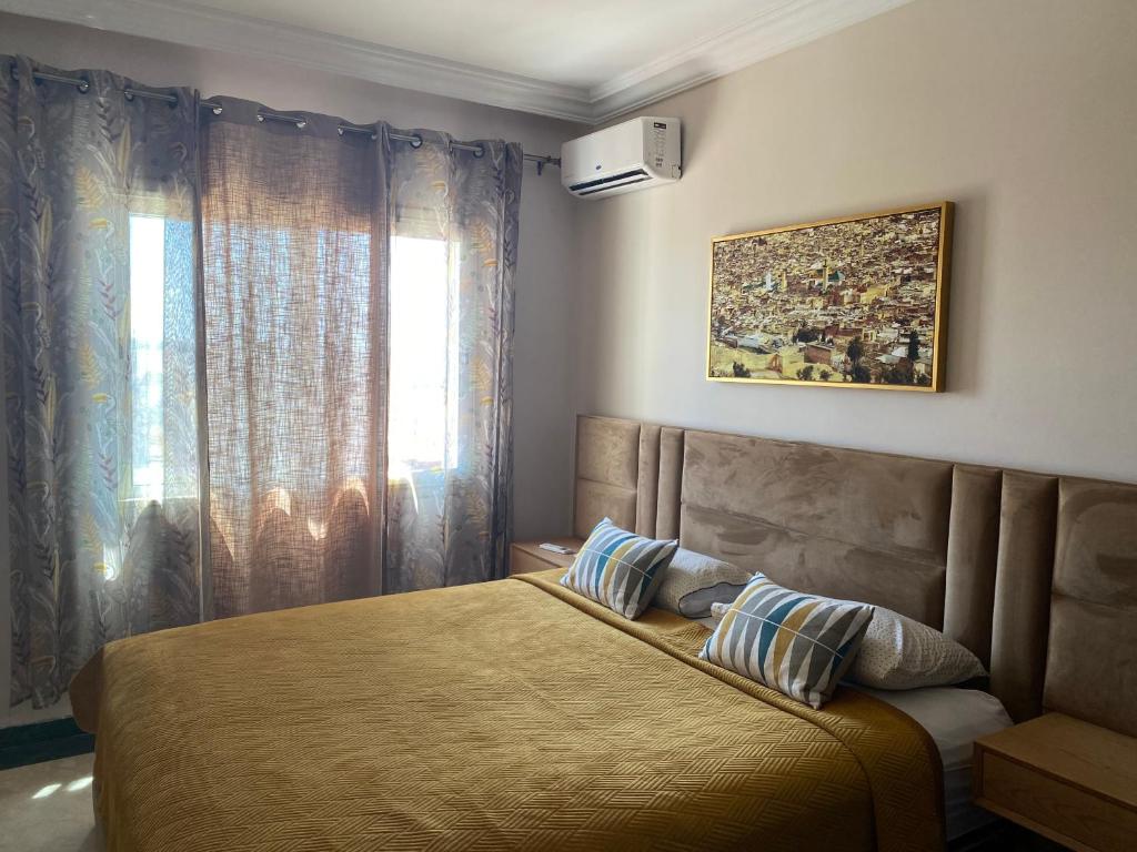 una camera con letto e finestra di appartement en plein centre de casablanca a Casablanca