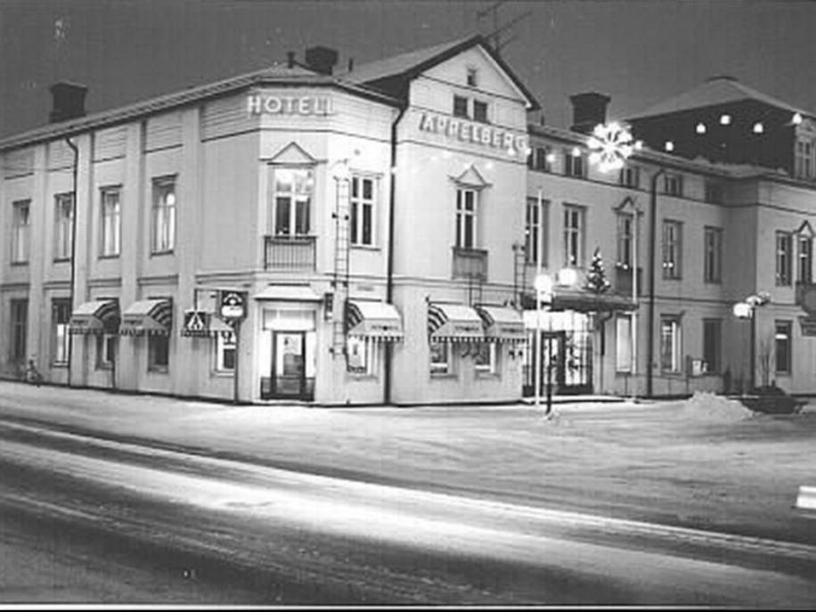 une photo en noir et blanc d'un hôtel dans une rue dans l'établissement Appelberg hotel, à Sollefteå