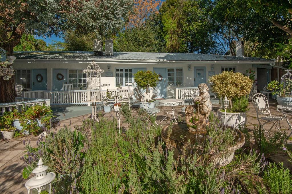 una casa con un jardín delante de ella en The Lady Grace, en Greyton