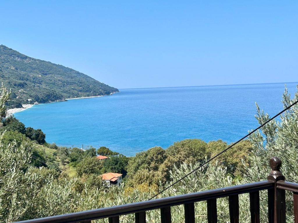 een balkon met uitzicht op de oceaan bij Perivoli in Chorefto
