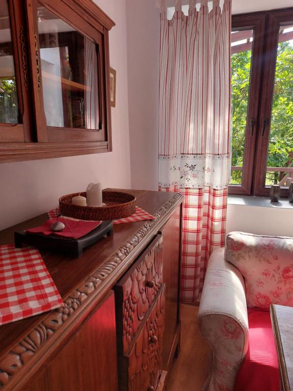 una cucina con bancone in legno e finestra di Domek Cicho Sza a Rożdżały