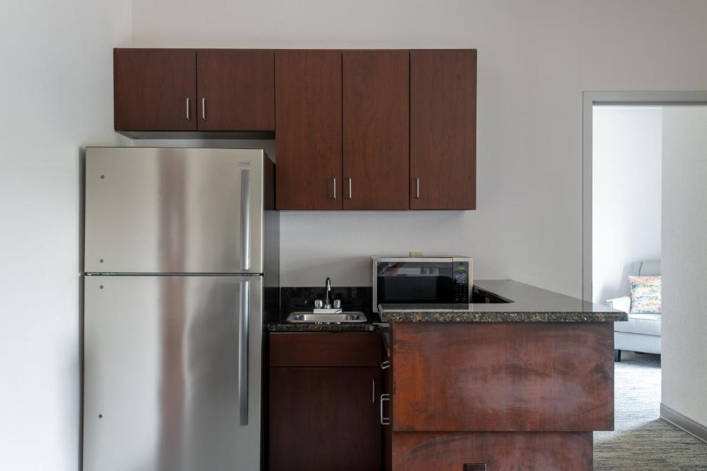 Kuchyň nebo kuchyňský kout v ubytování TRYP by Wyndham Tallahassee North I-10 Capital Circle