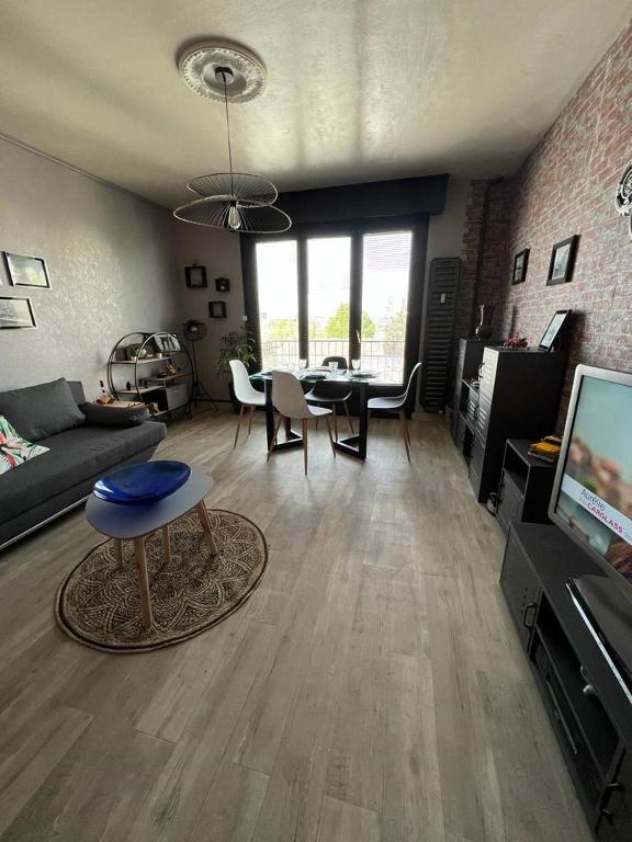 un salon avec un canapé et une table dans l'établissement Cocooning Remois, à Reims