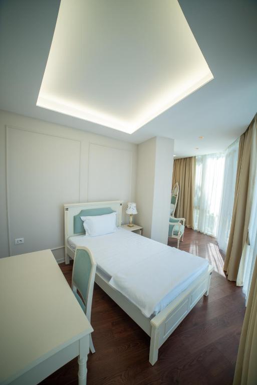 Postel nebo postele na pokoji v ubytování SOL INVICTUS Boutique Hotel Durres Albania