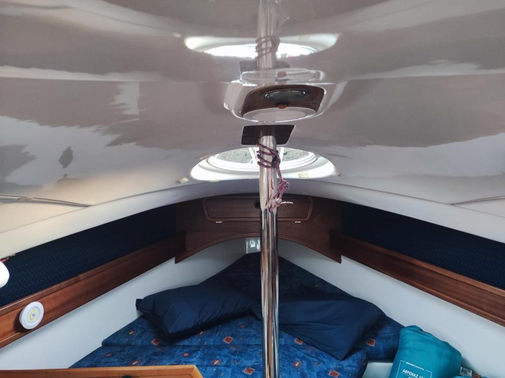 a view of the inside of a boat at VRS - 21FT BOATEL AFURADA in Vila Nova de Gaia