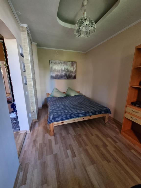 里加的住宿－Apartments - Alauksta，卧室中间设有一张床