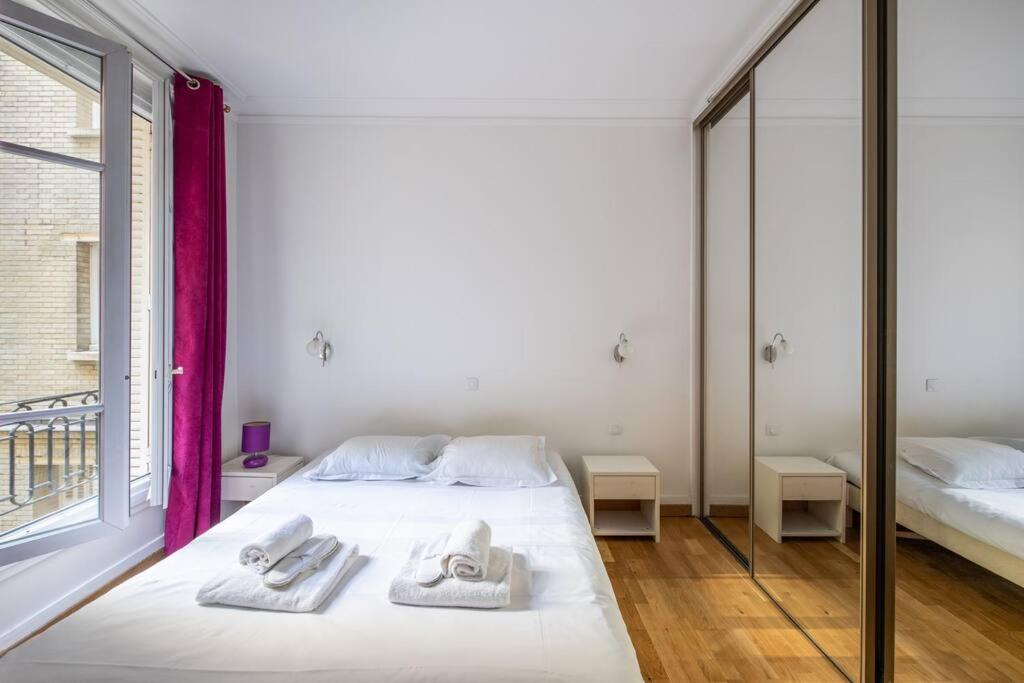 une chambre blanche avec un lit et une fenêtre dans l'établissement Goujon - Cozy apartment in Nation-Picpus neighborhood, à Paris