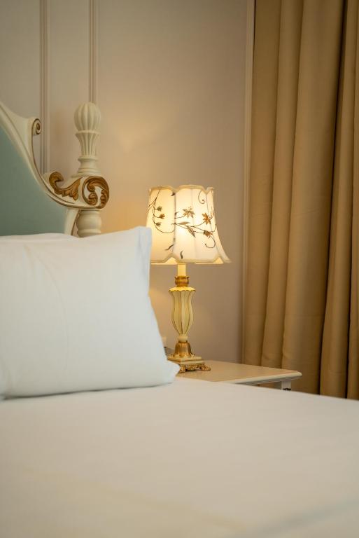 Postel nebo postele na pokoji v ubytování SOL INVICTUS Boutique Hotel Durres Albania