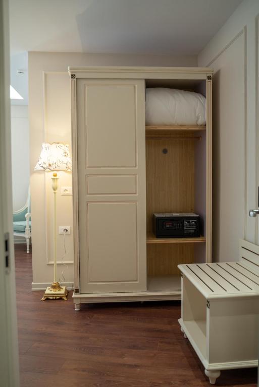 Postel nebo postele na pokoji v ubytování SOL INVICTUS Boutique Hotel Durres Albania