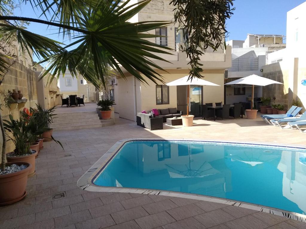 Bazén v ubytování Villa Naxxar Malta nebo v jeho okolí