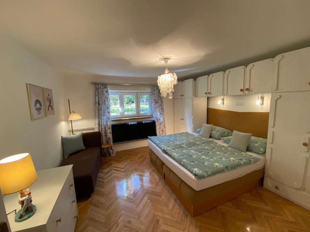 A bed or beds in a room at Souterrain