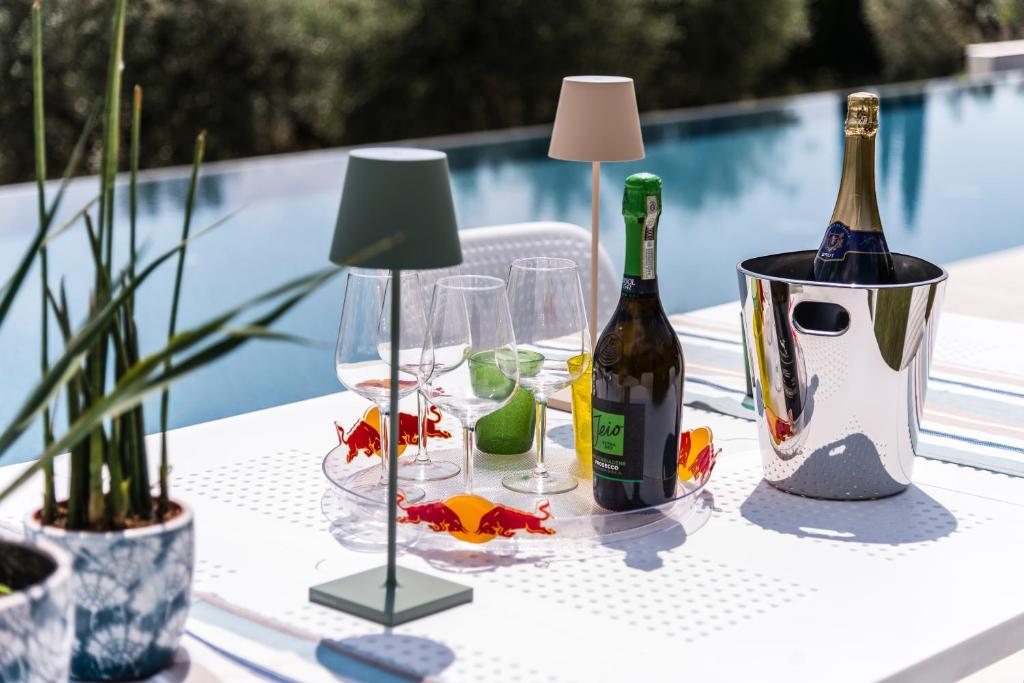 een tafel met twee wijnflessen en glazen erop bij Agriturismo La Mignola in Campiglia Marittima